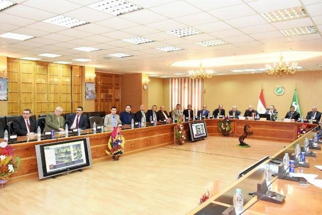 محافظ الشرقية يعقد إجتماعاً مع مديري البنوك لبحث أوجه التعاون في تطوير وتجميل المحافظة