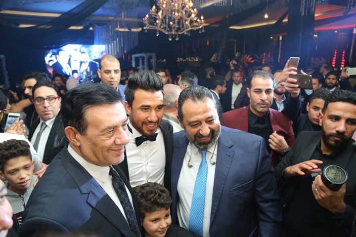 بالصور.. حماقي يشعل زفاف "تريزيجيه" وسط نجوم الفن والرياضة والمشاهير بالصور.. حماقي يشعل زفاف "تريزيجيه" وسط نجوم الفن والرياضة والمشاهير