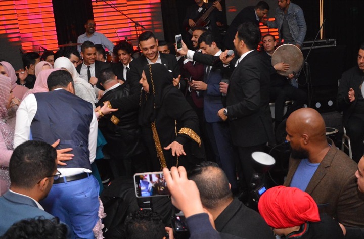 بالصور.. حماقي يشعل زفاف "تريزيجيه" وسط نجوم الفن والرياضة والمشاهير بالصور.. حماقي يشعل زفاف "تريزيجيه" وسط نجوم الفن والرياضة والمشاهير