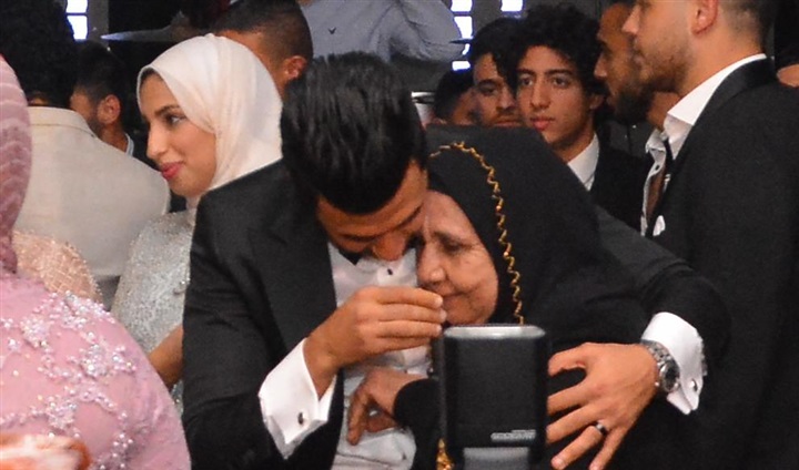 بالصور.. حماقي يشعل زفاف "تريزيجيه" وسط نجوم الفن والرياضة والمشاهير بالصور.. حماقي يشعل زفاف "تريزيجيه" وسط نجوم الفن والرياضة والمشاهير