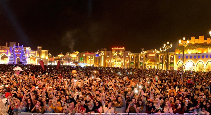 بالصور.. حماقي يشعل القرية العالمية بدبي وسط 40 ألف من من مختلف الجنسيات العربية والأجنبية بالصور.. حماقي يشعل القرية العالمية بدبي وسط 40 ألف من من مختلف الجنسيات العربية والأجنبية