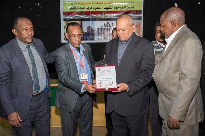 "نقيب المعلمين" يكرم أسرة الشهيد عمرو فريد بمحافظة أسوان