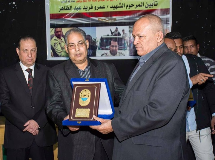 "نقيب المعلمين" يكرم أسرة الشهيد عمرو فريد بمحافظة أسوان
