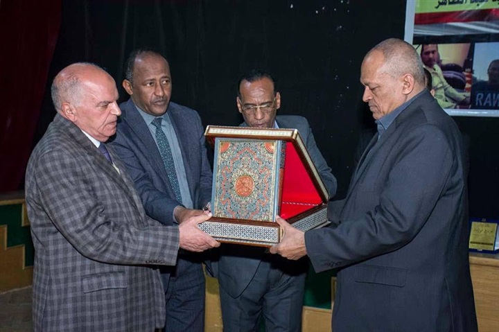 "نقيب المعلمين" يكرم أسرة الشهيد عمرو فريد بمحافظة أسوان