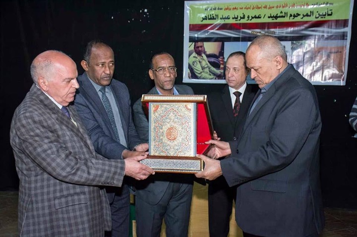 "نقيب المعلمين" يكرم أسرة الشهيد عمرو فريد بمحافظة أسوان