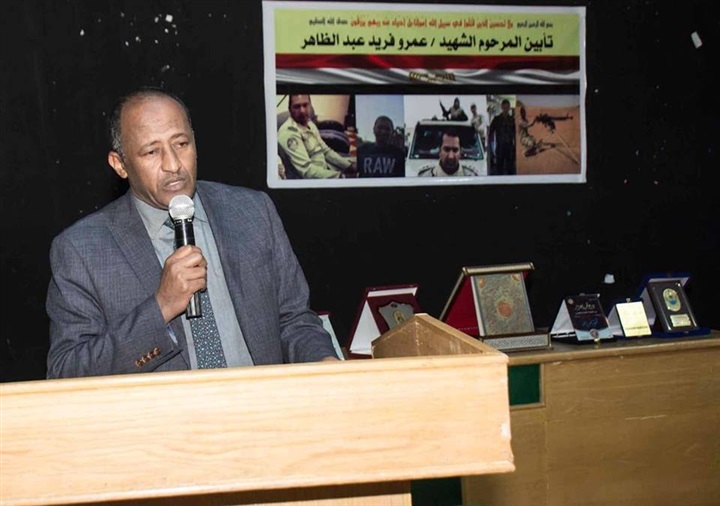 "نقيب المعلمين" يكرم أسرة الشهيد عمرو فريد بمحافظة أسوان