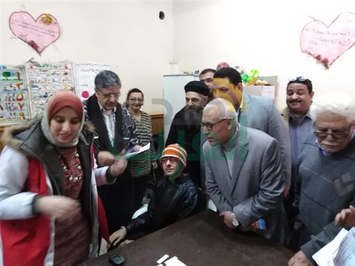 بالصور.. إقبال كبير علي"100 مليون صحة" داخل كنيسة مارٍجرجس بكفر الشيخ