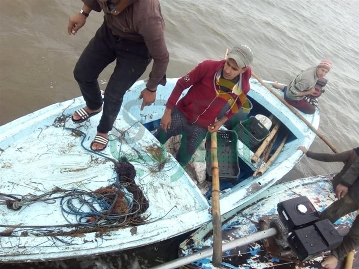 بالصور.. ضبط 3 فلوكات خشبية وماكينتين" كوبوتا" في حملة لإزالة التعديات ببحيرة البرلس