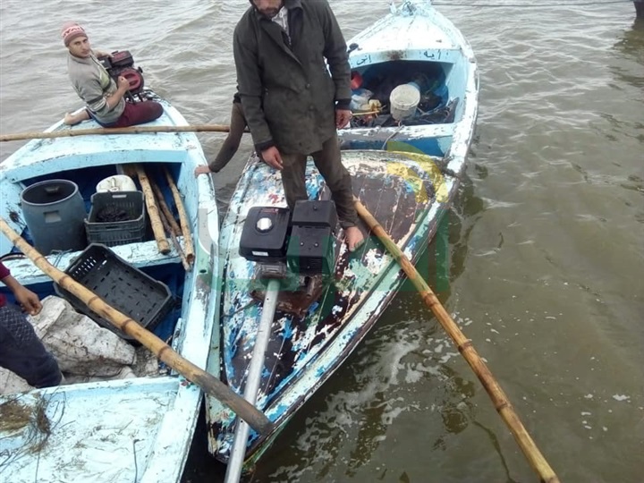 بالصور.. ضبط 3 فلوكات خشبية وماكينتين" كوبوتا" في حملة لإزالة التعديات ببحيرة البرلس