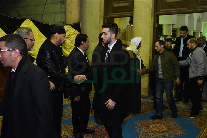 بالصور.. عزاء والدة عصام كاريكا