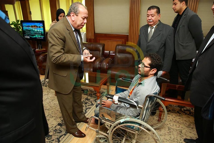 شاهد ..محافظ كفر الشيخ يستجيب لطلب معاق بتوفير فرصة عمل وكرسى طبى متحرك