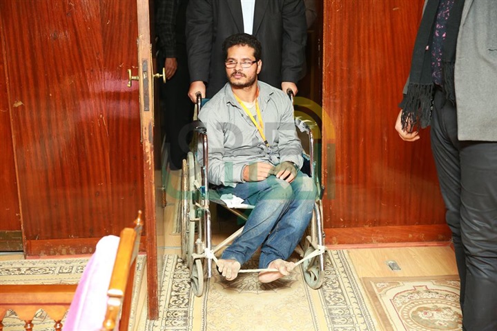 شاهد ..محافظ كفر الشيخ يستجيب لطلب معاق بتوفير فرصة عمل وكرسى طبى متحرك