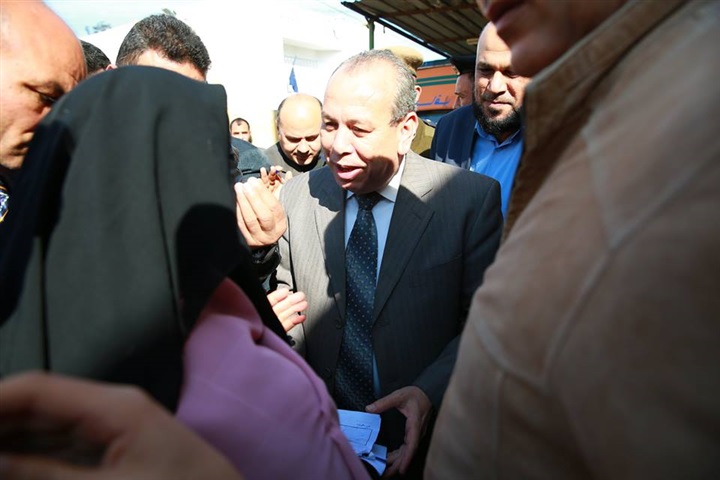 بالصور.. محافظ كفر الشيخ يأمر بصرف الألبان لتوأم سيدة شهريًا