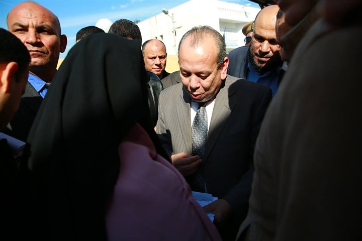 بالصور.. محافظ كفر الشيخ يأمر بصرف الألبان لتوأم سيدة شهريًا