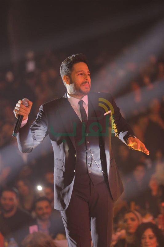 بالصور.. حماقي يتألق بحفل كامل العدد في رأس السنة ويشعل أجواء البهجة بأغانية المميزة بالصور.. حماقي يتألق بحفل كامل العدد في رأس السنة ويشعل أجواء البهجة بأغانية المميزة