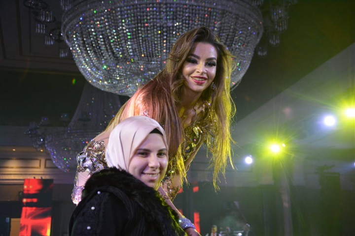 بالصور.. رومانسية جسار وزوجته وطرب أمنية وتحدي صوفينار واوكسانا.. أجواء رأس السنة في القاهرة الجديدة بالصور.. رومانسية جسار وزوجته وطرب أمنية وتحدي صوفينار واوكسانا.. أجواء رأس السنة في القاهرة الجديدة