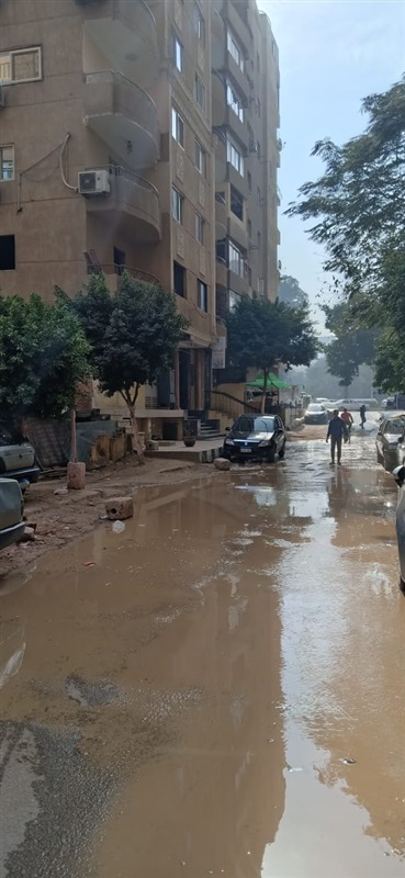 بالصور والفيديو.. كسر ماسورة مياه يتسبب في غرق عدد من الجراجات بشارع الهرم 