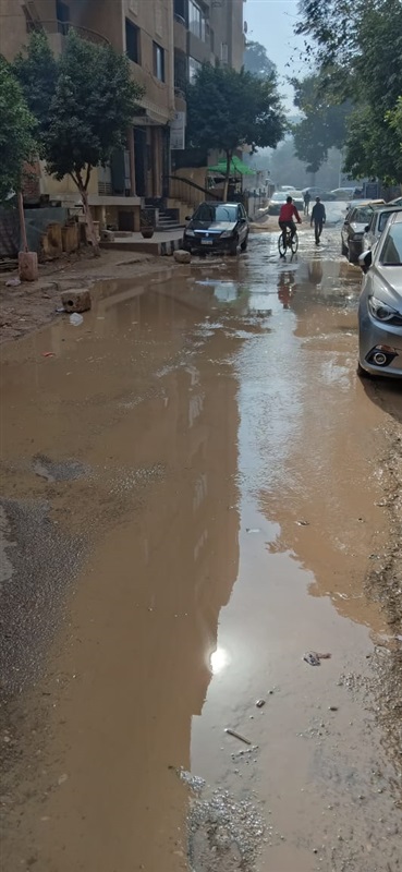 بالصور والفيديو.. كسر ماسورة مياه يتسبب في غرق عدد من الجراجات بشارع الهرم 