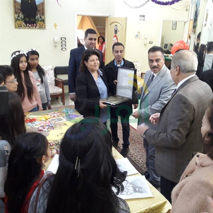 محافظ المنيا يهنئ أطفال دار البنات القبطية بعيد الميلاد المجيد