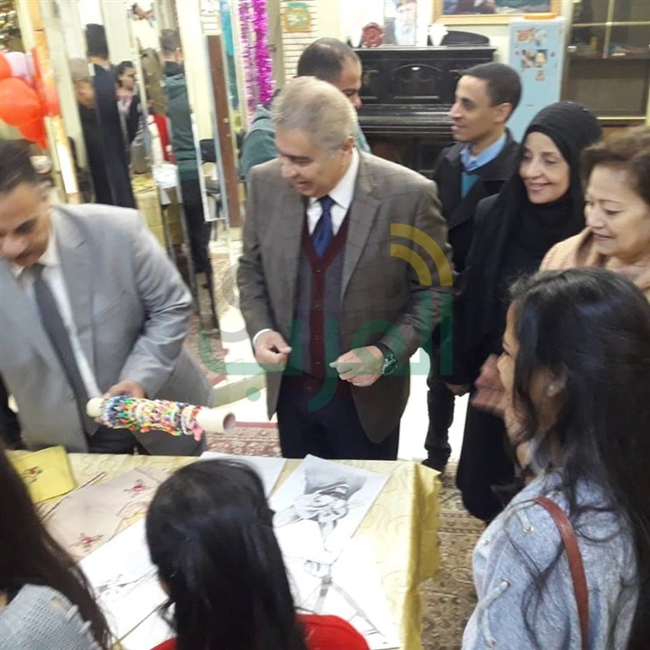 محافظ المنيا يهنئ أطفال دار البنات القبطية بعيد الميلاد المجيد