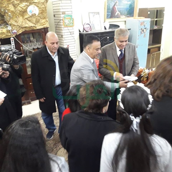 محافظ المنيا يهنئ أطفال دار البنات القبطية بعيد الميلاد المجيد