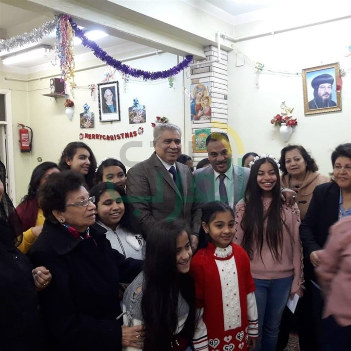 محافظ المنيا يهنئ أطفال دار البنات القبطية بعيد الميلاد المجيد