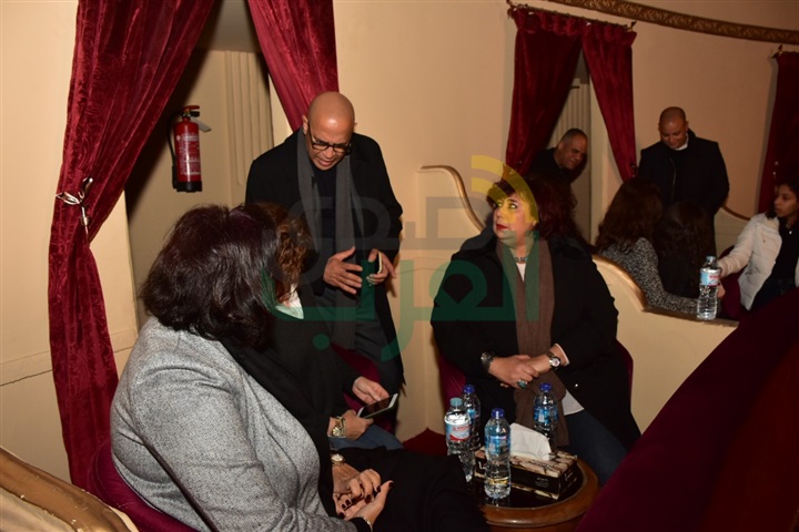 بالصور..  وزيرة الثقافة و إلهام شاهين وهالة صدقي يقدمون التهاني لأشرف عبد الباقي على مسرحيته الجديدة  