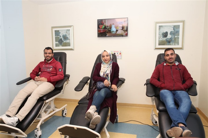 شباب إتحاد طلاب طب الفم والأسنان بجنوب الوادي يتبرعون بالدم لصالح مرضي السرطان بمستشفي شفاء الأورمان بالأقصر