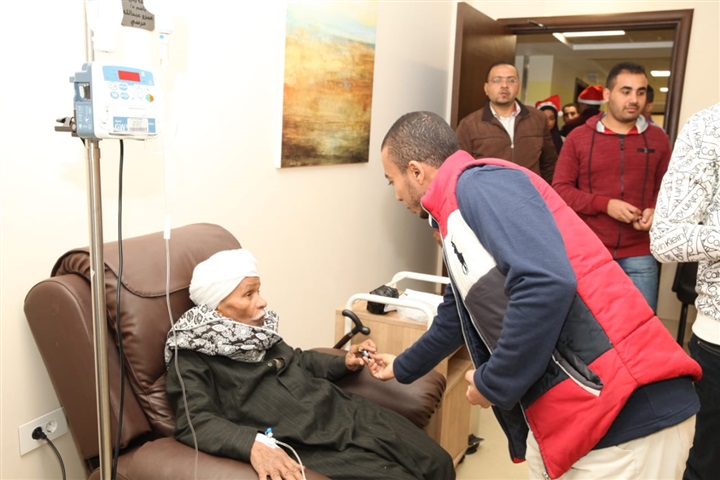 شباب إتحاد طلاب طب الفم والأسنان بجنوب الوادي يتبرعون بالدم لصالح مرضي السرطان بمستشفي شفاء الأورمان بالأقصر