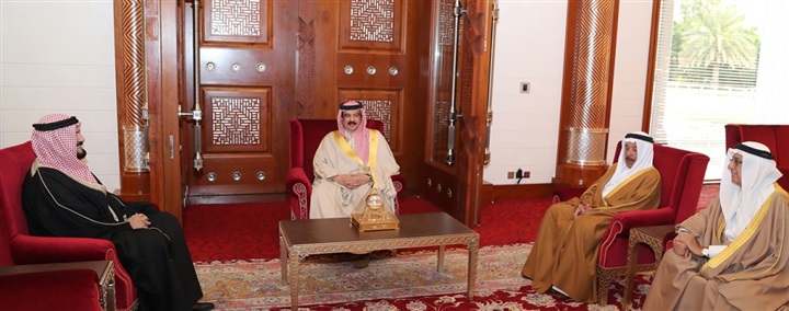 ملك البحرين يستقبل القبطان محمود المحمود بقصر الصافرية 