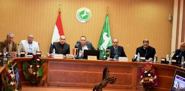 محافظ الشرقية يستعرض مع ممثلي البنوك المقترحات المقدمة لتطوير الميادين والشوارع والكباري بمدينة الزقازيق