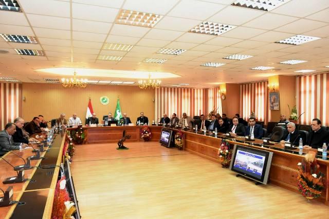 محافظ الشرقية يستعرض مع ممثلي البنوك المقترحات المقدمة لتطوير الميادين والشوارع والكباري بمدينة الزقازيق