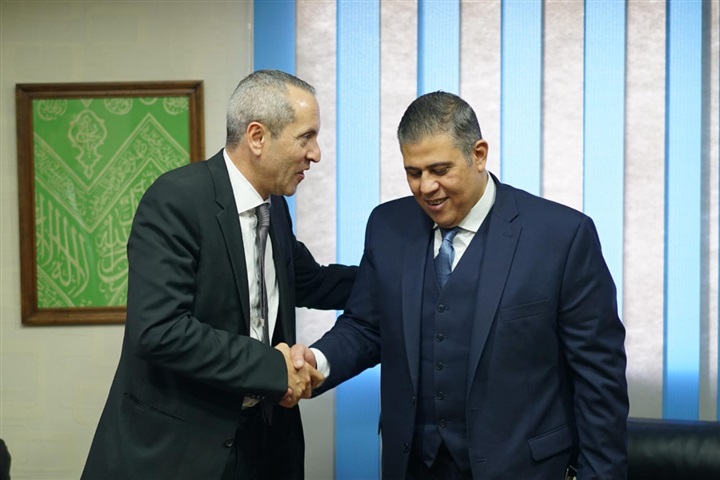"توفيق محمد" تفتتح صالة عرض جديدة لـ"بيجو" "توفيق محمد" تفتتح صالة عرض جديدة لـ"بيجو"