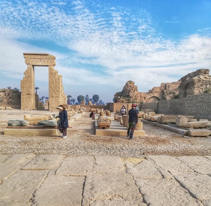 بالصور.. تطوير المنطقة المحيطة بمعبد دندرة بمدينة قنا تمهيدًا لتحويلها إلى متحف مفتوح 