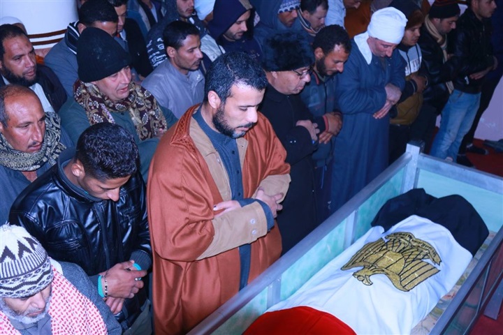 بالصور.. جنازة شهيد كفر الشيخ تتحول لمظاهرة ضد الإرهاب