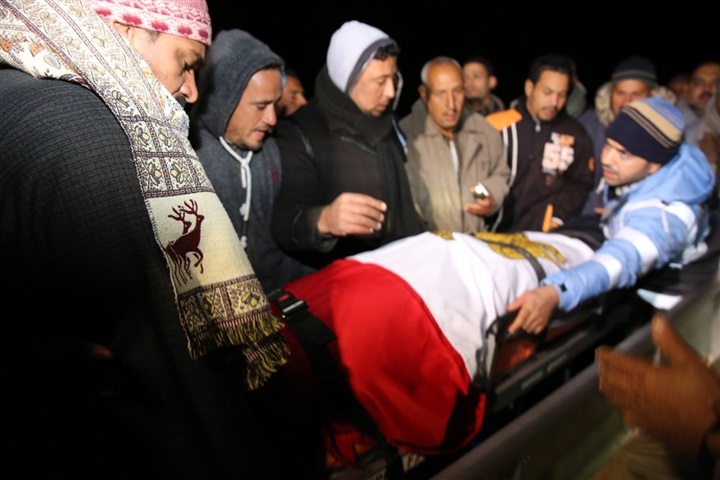 بالصور.. جنازة شهيد كفر الشيخ تتحول لمظاهرة ضد الإرهاب