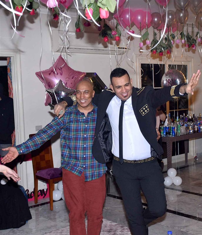 بالصور..ايهاب توفيق والليثي واوكسانا وصوفينار يحتفلون بميلاد منظم الحفلات الشهير حسام خليل