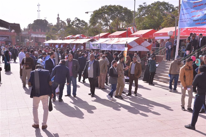 بالصور.. توافد الشباب على فعاليات الملتقى التوظيفي الأول بأسيوط 