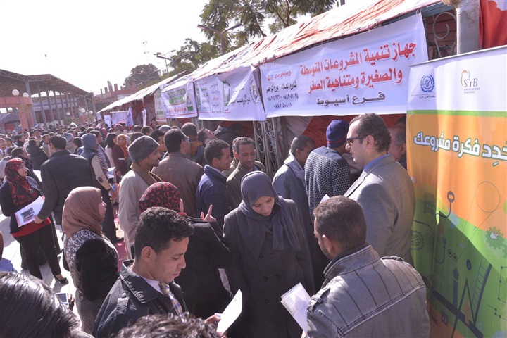بالصور.. توافد الشباب على فعاليات الملتقى التوظيفي الأول بأسيوط 