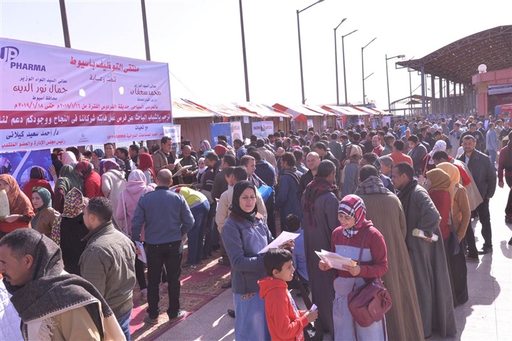 بالصور.. توافد الشباب على فعاليات الملتقى التوظيفي الأول بأسيوط 