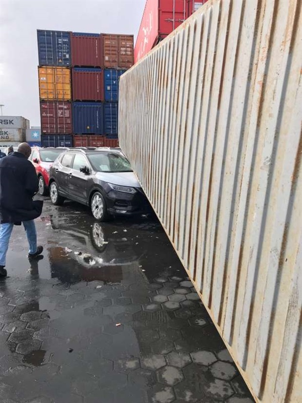 الأحوال الجوية تسبب في تلفيات بسيارات نيسان بميناء الإسكندرية الأحوال الجوية تسبب في تلفيات بسيارات نيسان بميناء الإسكندرية