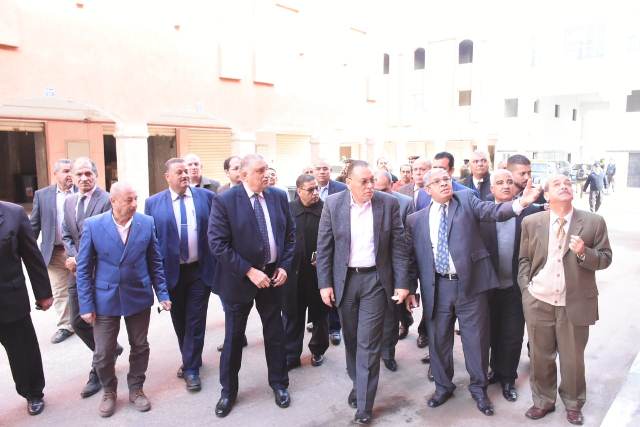 محافظ الشرقية يتفقد سوق الصالحية الدولي ويمهل أصحاب الوكالات المخالفه شهراً لتوفيق أوضاعهم