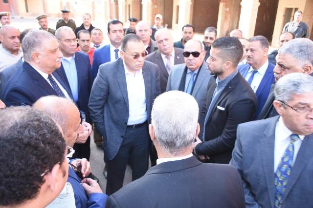 محافظ الشرقية يتفقد سوق الصالحية الدولي ويمهل أصحاب الوكالات المخالفه شهراً لتوفيق أوضاعهم