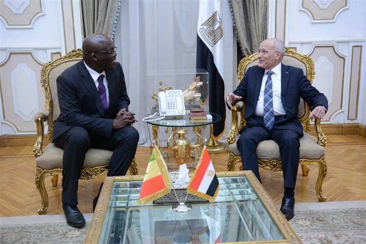 "العصار" يستقبل مستشار رئيس جمهورية السنغال ورئيس شركة فالكون لبحث سبل التعاون المشترك "العصار" يستقبل مستشار رئيس جمهورية السنغال ورئيس شركة فالكون لبحث سبل التعاون المشترك