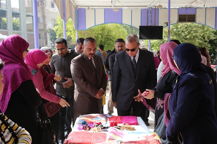 "الهجان" يفتتح معرض المنتجات الأسرية بقنا 