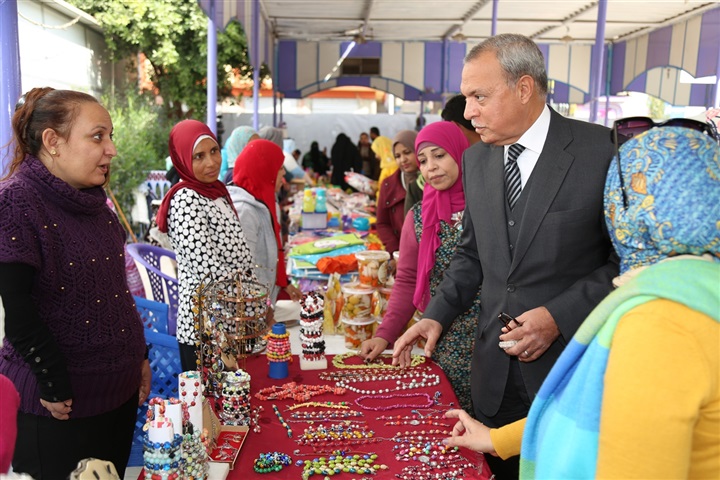 "الهجان" يفتتح معرض المنتجات الأسرية بقنا 
