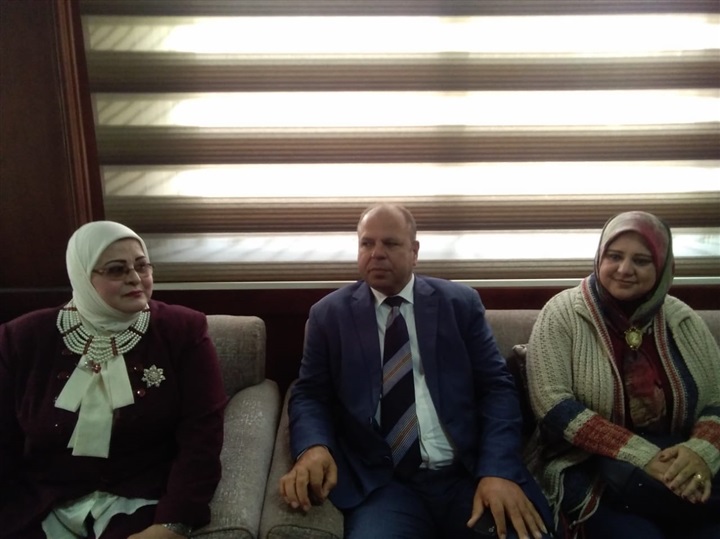 بالصور.. محافظ كفر الشيخ يضع إكليلا من الزهور علي قبر الجندي المجهول