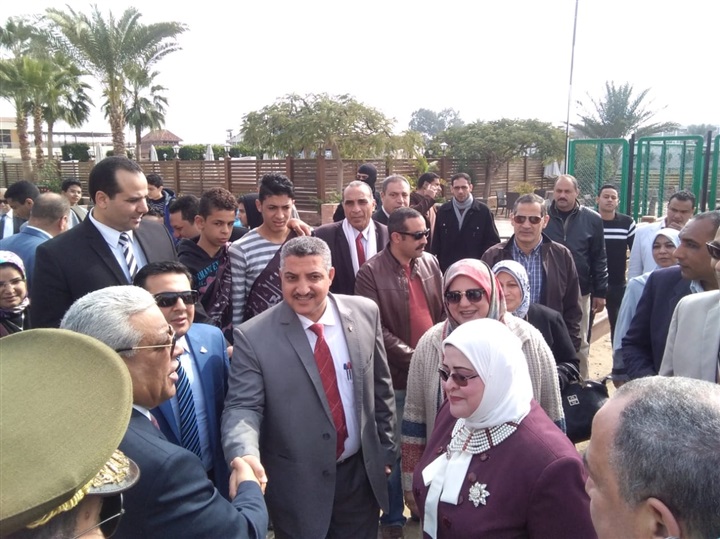 بالصور.. محافظ كفر الشيخ يضع إكليلا من الزهور علي قبر الجندي المجهول
