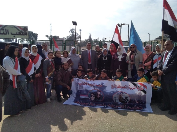 بالصور.. محافظ كفر الشيخ يضع إكليلا من الزهور علي قبر الجندي المجهول