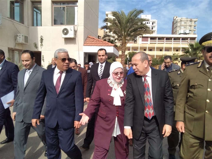بالصور.. محافظ كفر الشيخ يضع إكليلا من الزهور علي قبر الجندي المجهول